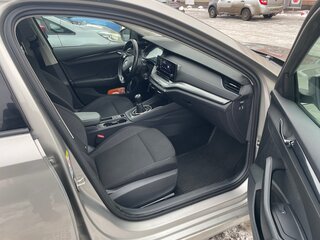 2021 Skoda Octavia IV (A8), коричневый, 1700000 рублей, вид 5