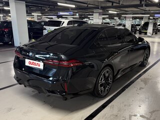 2026 BMW 5 серии 530i xDrive VIII (G60/G61/G68), чёрный, 7000009 рублей, вид 4