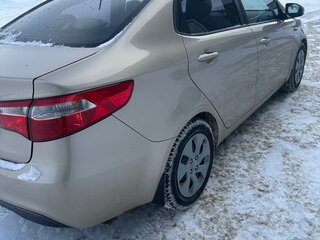 2014 Kia Rio 6-speed III, бежевый, 900000 рублей, вид 4