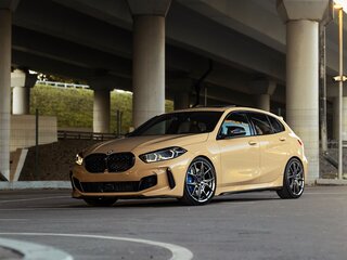 2021 BMW 1 серии M135i xDrive III (F40), бежевый, 4300000 рублей, вид 2