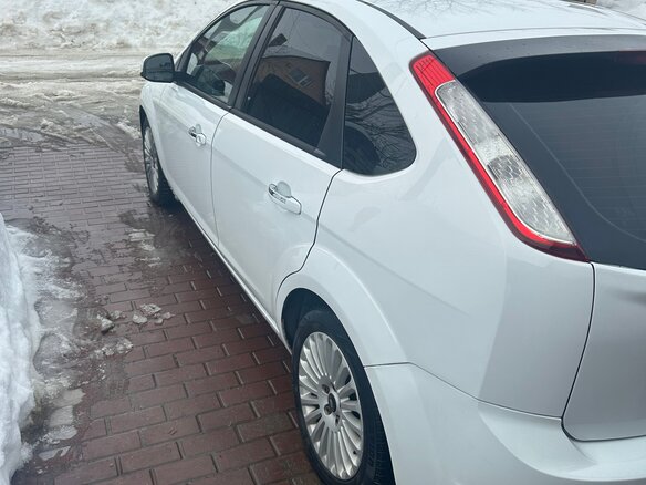 2010 Ford Focus II Рестайлинг, белый, 650000 рублей - вид 2