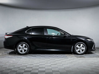 2021 Toyota Camry VIII (XV70) Рестайлинг, чёрный, 2459000 рублей, вид 4