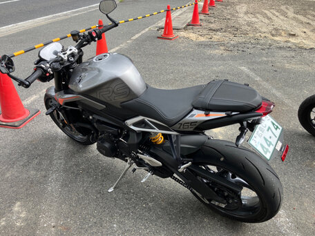 2023 Triumph Speed Triple, серый, 765000 рублей, вид 2