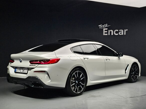 2025 BMW 8 серии M850i xDrive II (G14/G15/G16) Рестайлинг, белый - вид 3