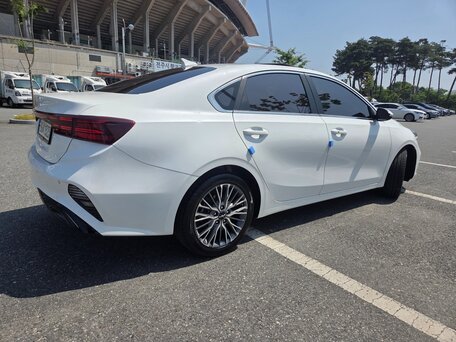 2023 Kia K3 II Рестайлинг, белый, 1900000 рублей, вид 3
