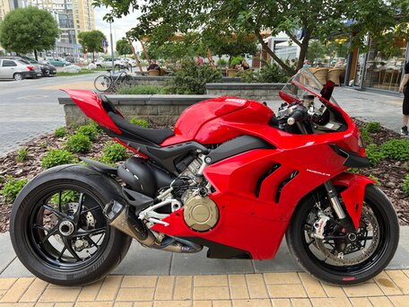 2020 Ducati Panigale V4, красный, 1999990 рублей, вид 1