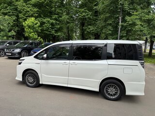 2017 Toyota Voxy III (R80) Рестайлинг, белый, 2300000 рублей, вид 2