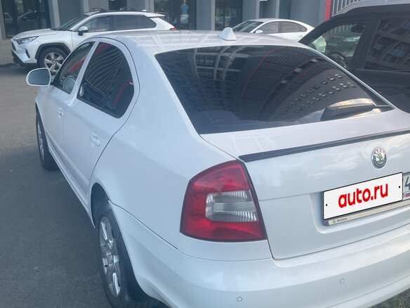 2013 Skoda Octavia II (A5) Рестайлинг, белый, 750000 рублей - вид 2