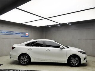 2022 Kia K3 II Рестайлинг, белый, 1800000 рублей, вид 5