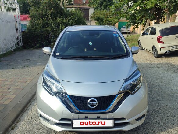 2020 Nissan Note e-Power II Рестайлинг, серебристый, 1465000 рублей - вид 1