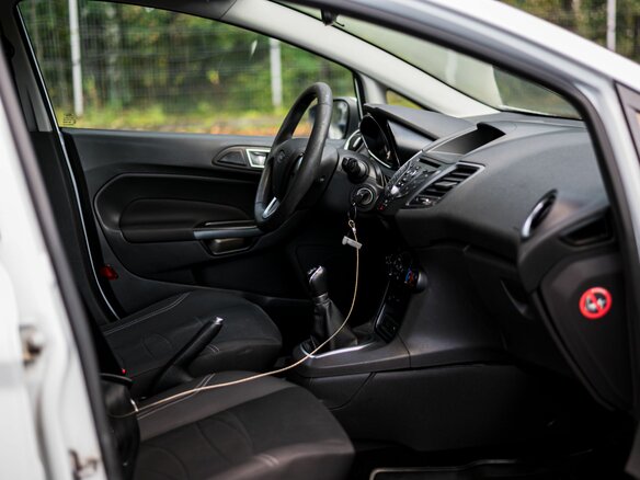 2015 Ford Fiesta Mk6 Рестайлинг, белый, 460000 рублей - вид 10