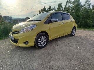 2013 Toyota Vitz III (XP130), жёлтый, 700000 рублей, вид 1