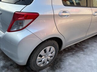 2012 Toyota Vitz III (XP130), серебристый, 760000 рублей, вид 2