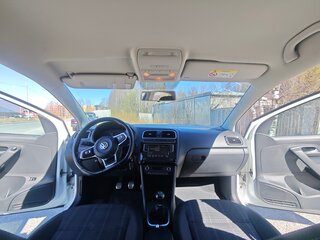 2017 Volkswagen Polo V Рестайлинг, белый, 1300000 рублей, вид 5