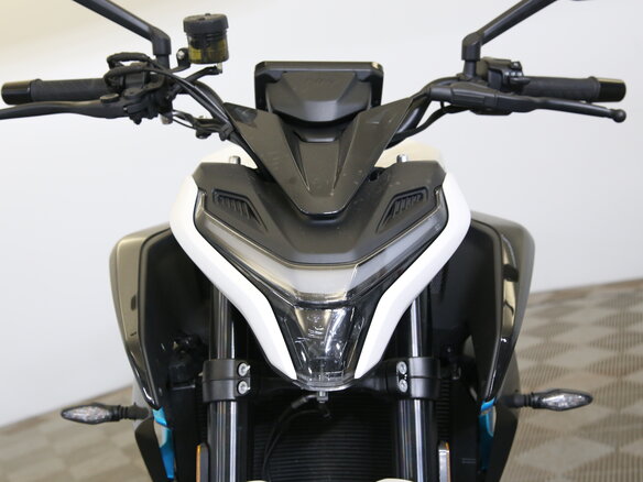 2026 CFMoto 675NK, белый - вид 8