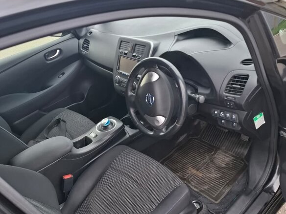 2013 Nissan Leaf (EM57) I (ZE0/AZE0), чёрный, 750000 рублей - вид 9