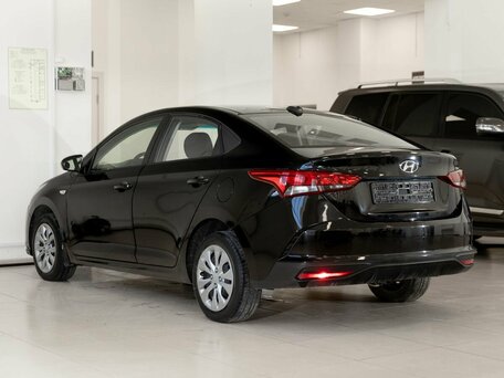 2021 Hyundai Solaris II Рестайлинг, чёрный, 1500000 рублей, вид 4