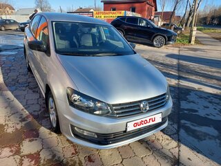2015 Volkswagen Polo V Рестайлинг, серебристый, 1360000 рублей, вид 2