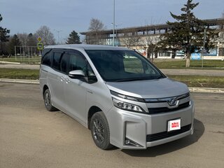 2019 Toyota Voxy III (R80) Рестайлинг, серебристый, 2280000 рублей, вид 3