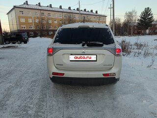 2013 Mitsubishi Outlander III, белый, 1450000 рублей, вид 2