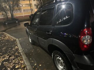 2011 Chevrolet Niva I Рестайлинг, чёрный, 550000 рублей, вид 3