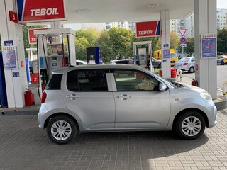 2020 Toyota Passo III Рестайлинг, серебристый, 900000 рублей, вид 1