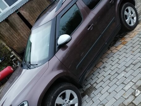 2014 Skoda Yeti I Рестайлинг, коричневый, 910000 рублей, вид 3