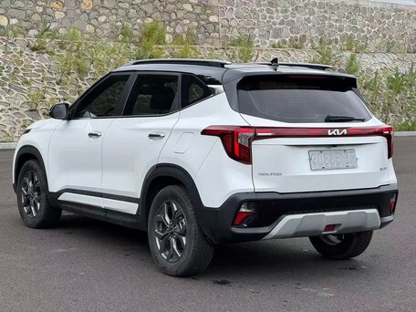 2023 Kia Seltos I Рестайлинг, белый, 1960000 рублей, вид 4