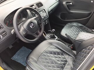 2016 Volkswagen Polo V Рестайлинг, бежевый, 660000 рублей, вид 3