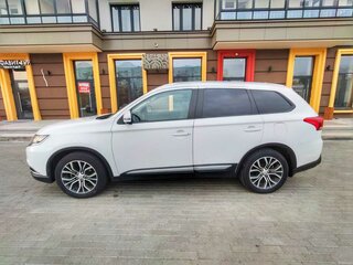 2017 Mitsubishi Outlander III Рестайлинг 2, белый, 1750000 рублей, вид 3