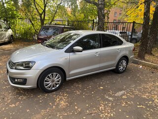 2017 Volkswagen Polo V Рестайлинг, серебристый, 1000000 рублей, вид 4