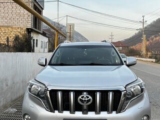 2014 Toyota Land Cruiser Prado 150 Series Рестайлинг 1, серебристый, 3100000 рублей, вид 1