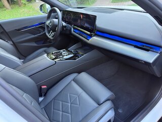 2024 BMW 5 серии 530i xDrive VIII (G60/G61/G68), белый, 8190000 рублей, вид 4