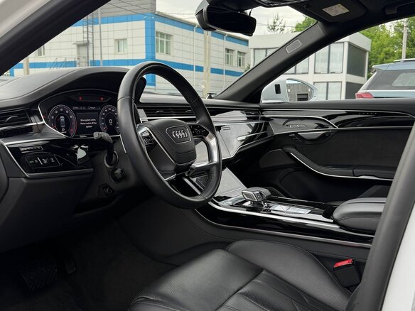 2020 Audi A8 55 TFSI IV (D5), белый, 6100000 рублей - вид 2