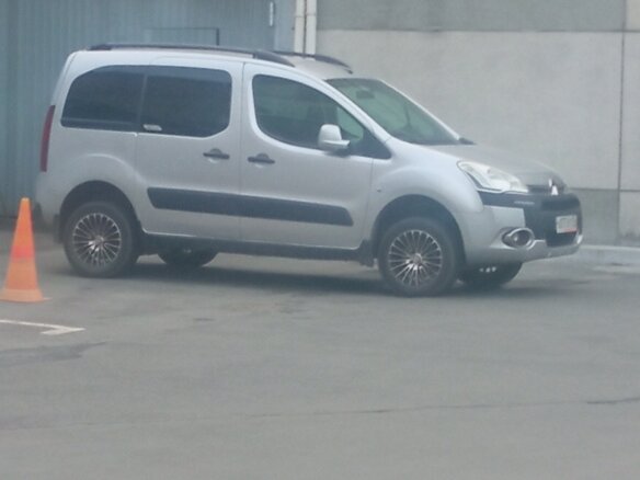 2013 Citroen Berlingo II Рестайлинг, серебристый, 999000 рублей - вид 1