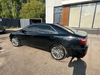 2018 Toyota Camry VII (XV50) Рестайлинг 2, чёрный, 3350000 рублей, вид 3