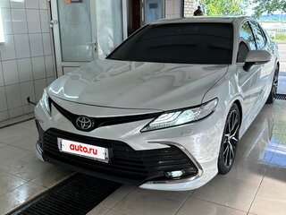 2021 Toyota Camry VIII (XV70) Рестайлинг, белый, 3680000 рублей, вид 1