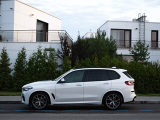 2020 BMW X5 40i IV (G05/G18), белый, 6600000 рублей, вид 4