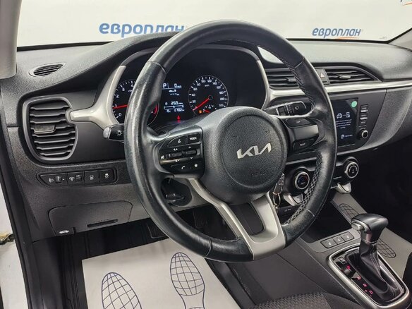 2022 Kia Rio IV Рестайлинг, белый, 1629250 рублей - вид 5