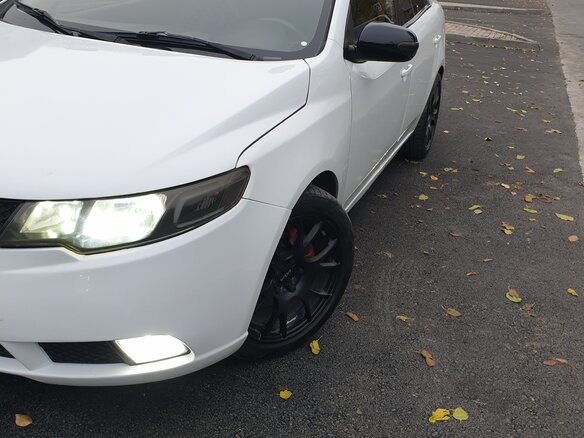 2009 Kia Cerato 4-speed II, белый, 650000 рублей