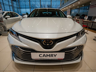2021 Toyota Camry VIII (XV70), жёлтый, 3000000 рублей, вид 2