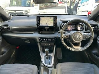2022 Toyota Yaris IV, белый, 850000 рублей, вид 4