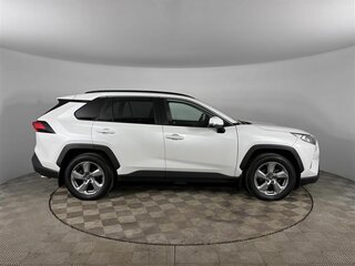 2021 Toyota RAV4 V (XA50), белый, 2575000 рублей, вид 4