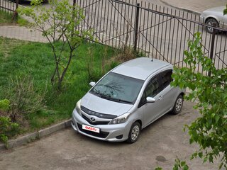 2013 Toyota Vitz III (XP130), серый, 485000 рублей, вид 2