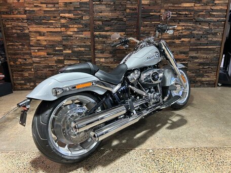 2026 Harley-Davidson Fat Boy, серый, 3350000 рублей, вид 2