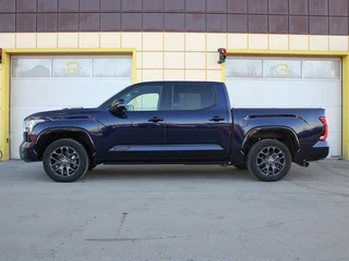 2022 Toyota Tundra CrewMax III, синий, 8295000 рублей, вид 3