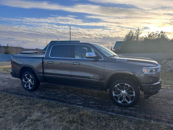 2019 Ram 1500 Crew Cab eTorque V, серый, 7200000 рублей - вид 5