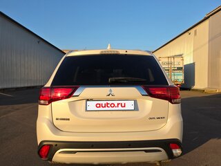 2019 Mitsubishi Outlander III Рестайлинг 3, белый, 2250000 рублей, вид 3