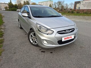 2013 Hyundai Solaris I, серебристый, 640000 рублей, вид 2