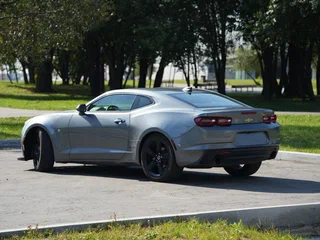 2020 Chevrolet Camaro VI Рестайлинг, серый, 2800000 рублей, вид 4